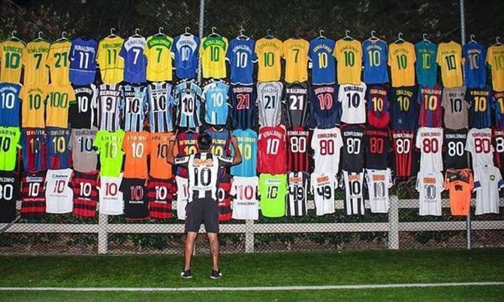 Essere tifosi va bene, ma cos si esagera... Un fan di Ronaldinho ha radunato tutte le 78 maglie indossate dal fuoriclasse brasiliano in carriera, tra club e nazionale